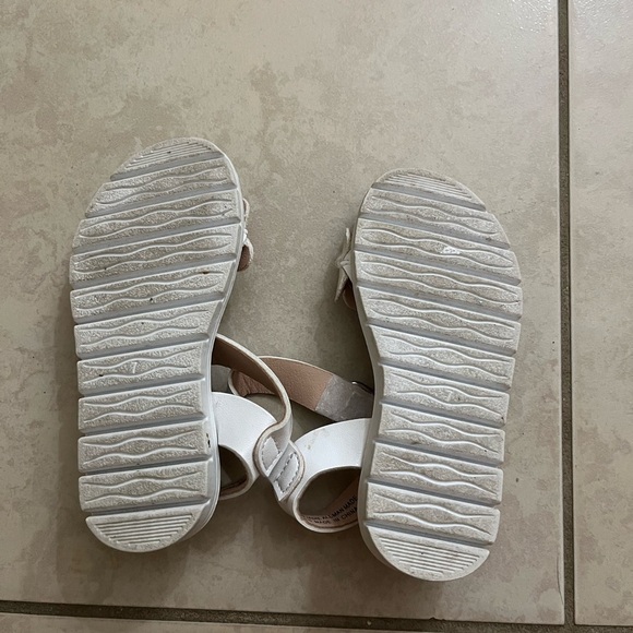 3 Pairs of 7M Girls Shoes - Picture 5 of 13